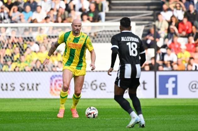 Nicolas PALLOIS ( 4 - Nantes ) and Jim Allevinah ( 18 - Angers ) during the Ligue 1 match between Angers SCO and FC Nantes at Stade Raymond Kopa on September 22, 2024 in Angers, France. ( Photo by federico pestellini panoramic ) - FOOTBALL : Angers vs Nantes - Ligue 1 - 22 09 2024 FedericoPestellini Panoramic 