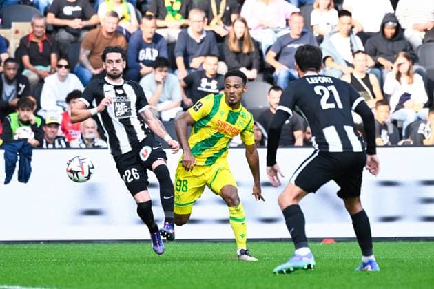 Florent HANIN ( 26 - Angers ) and Kelvin Amian Adou ( 98 - Nantes )during the Ligue 1 match between Angers SCO and FC Nantes at Stade Raymond Kopa on September 22, 2024 in Angers, France. ( Photo by federico pestellini panoramic ) - FOOTBALL : Angers vs Nantes - Ligue 1 - 22 09 2024 FedericoPestellini Panoramic 