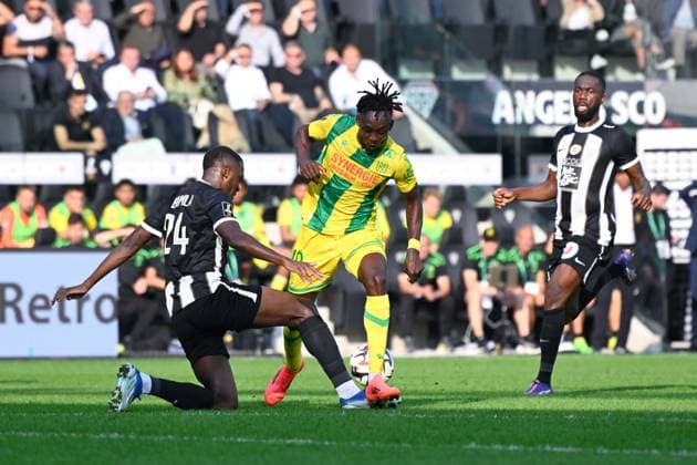 Biumla Emmanuel Junior ( 24 - Angers ) and Philana Kadewere ( 10 - Nantes ) during the Ligue 1 match between Angers SCO and FC Nantes at Stade Raymond Kopa on September 22, 2024 in Angers, France. ( Photo by federico pestellini panoramic ) - FOOTBALL : Angers vs Nantes - Ligue 1 - 22 09 2024 FedericoPestellini Panoramic 