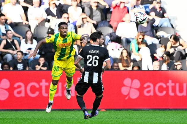 Kelvin Amian Adou ( 98 - Nantes )and Florent HANIN ( 26 - Angers ) during the Ligue 1 match between Angers SCO and FC Nantes at Stade Raymond Kopa on September 22, 2024 in Angers, France. ( Photo by federico pestellini panoramic ) - FOOTBALL : Angers vs Nantes - Ligue 1 - 22 09 2024 FedericoPestellini Panoramic 