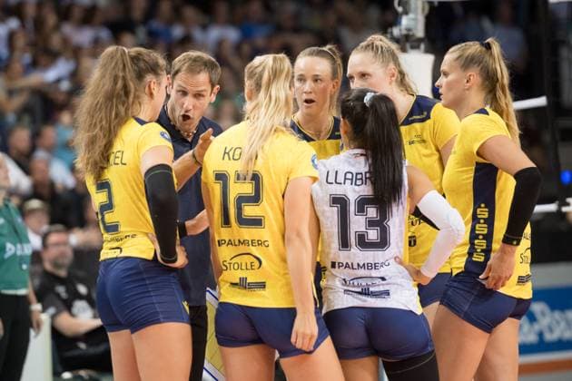 Felix Koslowski (Trainer SSC Palmberg Schwerin) - Auszeit Ansprache an das Team GER, Allianz MTV Stuttgart vs. SSC Palmberg Schwerin, Sparda-Bank Supercup 2024, VBL, Spielzeit 2024 2025, 22.09.2024 GER, Allianz MTV Stuttgart vs. SSC Palmberg Schwerin, Sparda-Bank Supercup 2024, VBL, Spielzeit 2024 2025, 22.09.2024 Stuttgart Copyright: xSandyxDinkelackerx EP_SDR