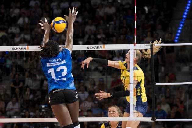 Krystal Rivers (Allianz MTV Stuttgart, 13) vs. Annegret Hoelzig (SSC Palmberg Schwerin, 11) GER, Allianz MTV Stuttgart vs. SSC Palmberg Schwerin, Sparda-Bank Supercup 2024, VBL, Spielzeit 2024 2025, 22.09.2024 GER, Allianz MTV Stuttgart vs. SSC Palmberg Schwerin, Sparda-Bank Supercup 2024, VBL, Spielzeit 2024 2025, 22.09.2024 Stuttgart Copyright: xSandyxDinkelackerx EP_SDR
