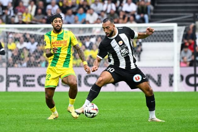 Abdelli Himad ( 10 - Angers ) and Benjamin Thomas ( 22 - Nantes ) during the Ligue 1 match between Angers SCO and FC Nantes at Stade Raymond Kopa on September 22, 2024 in Angers, France. ( Photo by federico pestellini panoramic ) - FOOTBALL : Angers vs Nantes - Ligue 1 - 22 09 2024 FedericoPestellini Panoramic 