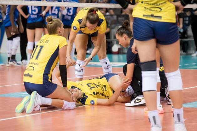 Vedrana Jaksetic (SSC Palmberg Schwerin, 17) - verletzt am Boden GER, Allianz MTV Stuttgart vs. SSC Palmberg Schwerin, Sparda-Bank Supercup 2024, VBL, Spielzeit 2024 2025, 22.09.2024 GER, Allianz MTV Stuttgart vs. SSC Palmberg Schwerin, Sparda-Bank Supercup 2024, VBL, Spielzeit 2024 2025, 22.09.2024 Stuttgart Copyright: xSandyxDinkelackerx EP_SDR