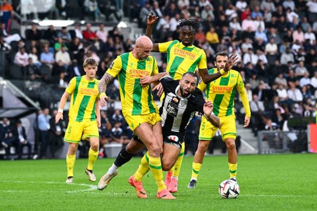 Nicolas PALLOIS ( 4 - Nantes ) and Abdelli Himad ( 10 - Angers ) during the Ligue 1 match between Angers SCO and FC Nantes at Stade Raymond Kopa on September 22, 2024 in Angers, France. ( Photo by federico pestellini panoramic ) - FOOTBALL : Angers vs Nantes - Ligue 1 - 22 09 2024 FedericoPestellini Panoramic 