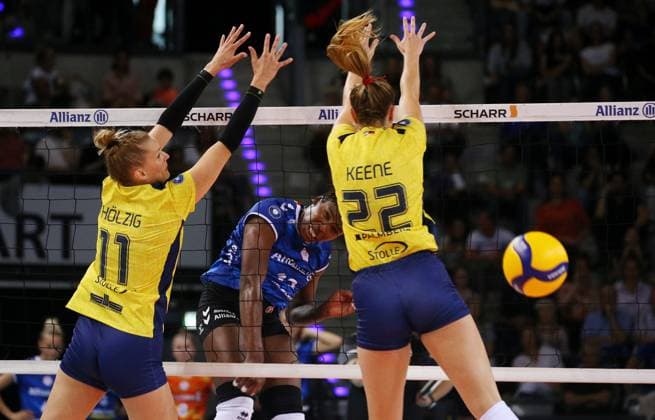 BAU 22.09.2024 Stuttgart Volleyball Supercup Allianz MTV Stuttgart vs. SSC Palmberg Schwerin, v.l. Pauline Martin (Schwerin), Krystal Rivers (Stuttgart), Jaelyn Rose Keene (Schwerin)