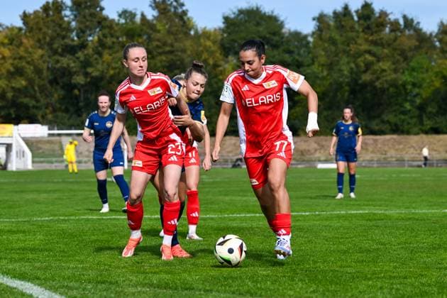 22.09.2024, Fußball, 2. Frauen-Bundesliga, 2024 2025, SG 99 Andernach - 1. FC Union Berlin Pia Metzker (23 Union Berlin) schirmt Leonie Wäschenbach (17 Andernach) ab, damit Athanasia Moraitou (77 Union Berlin) den Ball ungehindert klären kann. Andernach Stadion Rheinland-Pfalz Deutschland