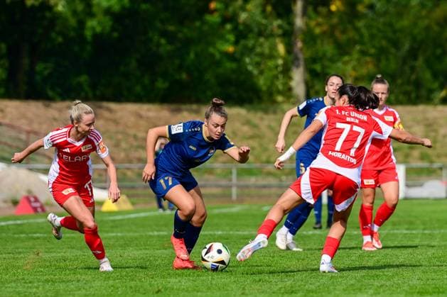 22.09.2024, Fußball, 2. Frauen-Bundesliga, 2024 2025, SG 99 Andernach - 1. FC Union Berlin Leonie Wäschenbach (17 Andernach) tanzt sich durch die gegnerische Abwehr. Andernach Stadion Rheinland-Pfalz Deutschland