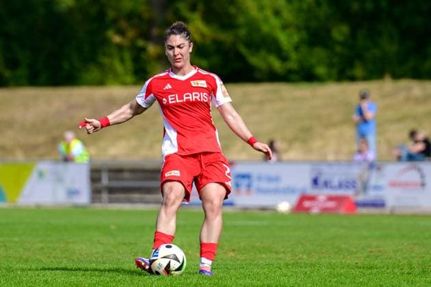 22.09.2024, Fußball, 2. Frauen-Bundesliga, 2024 2025, SG 99 Andernach - 1. FC Union Berlin Eleni Markou (22 Union Berlin) spielt den Ball. Andernach Stadion Rheinland-Pfalz Deutschland
