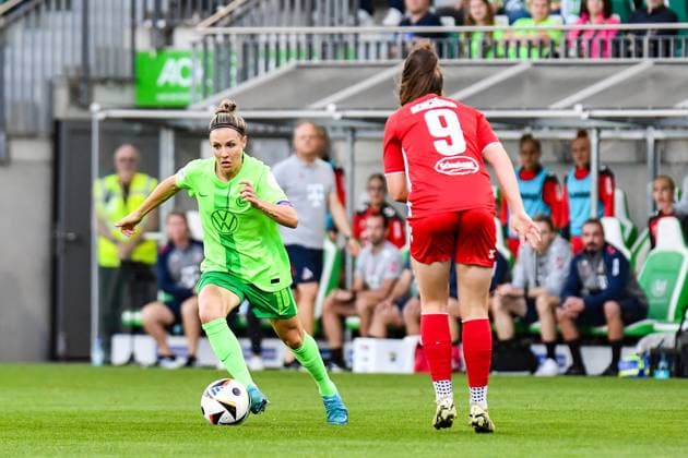 Fußball I Frauen I Saison 2024-2025 I Bundesliga I 3. Spieltag I VfL Wolfsburg - 1. FC Köln I 22.09.2024 Svenja Huth (10, VfL Wolfsburg) legt den Ball an Adriana Achcinska (9, 1. FC Köln) vorbei Wolfsburg AOK Stadion Niedersachsen Deutschland Copyright: xLobeca InesxHähnelx