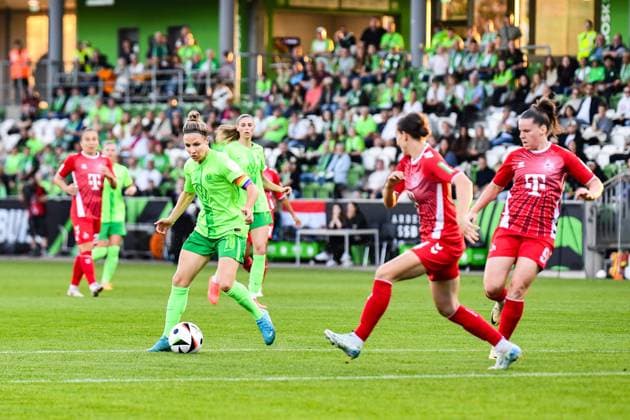 Fußball I Frauen I Saison 2024-2025 I Bundesliga I 3. Spieltag I VfL Wolfsburg - 1. FC Köln I 22.09.2024 Svenja Huth (10, VfL Wolfsburg) dribbelt sich an der Strafraumgrenze an Sara Agrez (4, 1. FC Köln) und Adriana Achcinska (9, 1. FC Köln) vorbei Wolfsburg AOK Stadion Niedersachsen Deutschland Copyright: xLobeca InesxHähnelx
