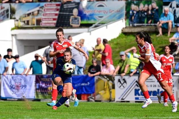 22.09.2024, Fußball, 2. Frauen-Bundesliga, 2024 2025, SG 99 Andernach - 1. FC Union Berlin Leonie Wäschenbach (17 Andernach) mit einem Schuss aufs Tor. Andernach Stadion Rheinland-Pfalz Deutschland