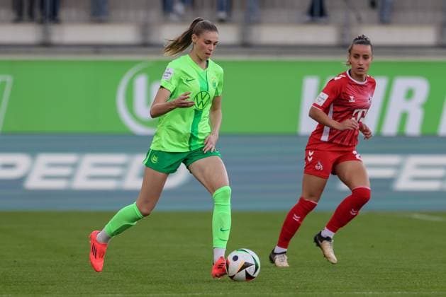 v.li.: Jule Brand (VfL Wolfsburg, 29) am Ball, Einzelbild, Ganzkörper, Aktion, Action, Spielszene, Vanessa Leimenstoll (1. FC Köln, 29), DIE DFB-RICHTLINIEN UNTERSAGEN JEGLICHE NUTZUNG VON FOTOS ALS SEQUENZBILDER UND ODER VIDEOÄHNLICHE FOTOSTRECKEN. DFB REGULATIONS PROHIBIT ANY USE OF PHOTOGRAPHS AS IMAGE SEQUENCES AND OR QUASI-VIDEO., 22.09.2024, Wolfsburg (Deutschland), Fussball, Google Pixel Frauen-Bundesliga, VfL Wolfsburg - 1. FC Köln