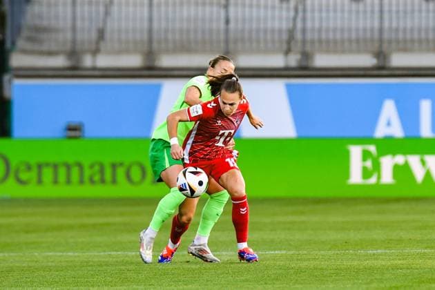 Fußball I Frauen I Saison 2024-2025 I Bundesliga I 3. Spieltag I VfL Wolfsburg - 1. FC Köln I 22.09.2024 Zweikampf Lynn Wilms (2, VfL Wolfsburg) gegen Dora Zeller (19, 1. FC Köln) Wolfsburg AOK Stadion Niedersachsen Deutschland Copyright: xLobeca InesxHähnelx