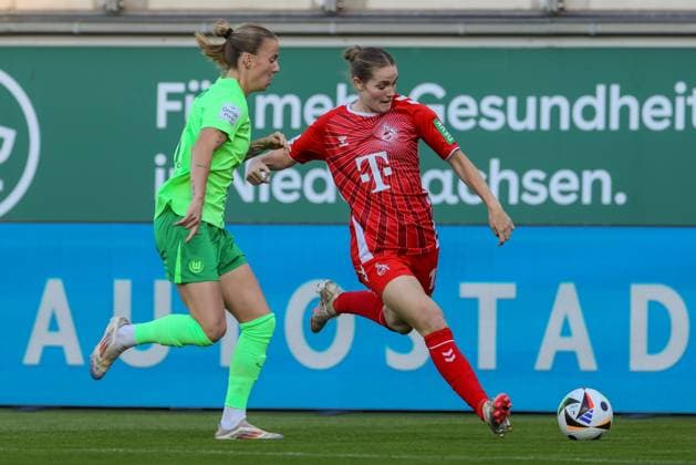 v.li.: Lynn Wilms (VfL Wolfsburg, 2) und Taylor Ziemer (1. FC Köln, 18) im Zweikampf, Duell, Dynamik, Aktion, Action, Spielszene, DIE DFB-RICHTLINIEN UNTERSAGEN JEGLICHE NUTZUNG VON FOTOS ALS SEQUENZBILDER UND ODER VIDEOÄHNLICHE FOTOSTRECKEN. DFB REGULATIONS PROHIBIT ANY USE OF PHOTOGRAPHS AS IMAGE SEQUENCES AND OR QUASI-VIDEO., 22.09.2024, Wolfsburg (Deutschland), Fussball, Google Pixel Frauen-Bundesliga, VfL Wolfsburg - 1. FC Köln