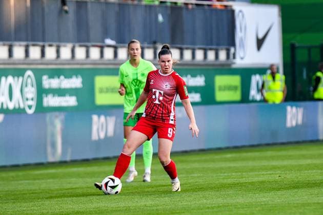 Fußball I Frauen I Saison 2024-2025 I Bundesliga I 3. Spieltag I VfL Wolfsburg - 1. FC Köln I 22.09.2024 Adriana Achcinska (9, 1. FC Köln) mit Ball am Fuß Freisteller, Nahaufnahme, Porträt, Portrait, Einzelfoto, Einzelbild, Körper Wolfsburg AOK Stadion Niedersachsen Deutschland Copyright: xLobeca InesxHähnelx