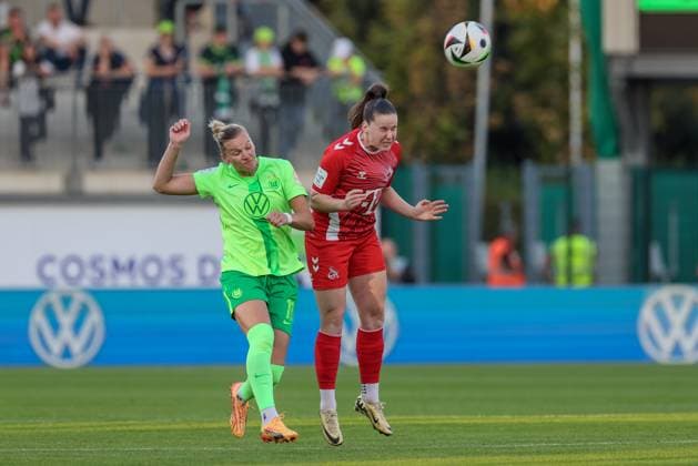 v.li.: Alexandra Popp (VfL Wolfsburg, 11) und Adriana Achcinska (1. FC Köln, 9) im Kopfballduell, Kopfball, Zweikampf, Action, Aktion, Spielszene, DIE DFB-RICHTLINIEN UNTERSAGEN JEGLICHE NUTZUNG VON FOTOS ALS SEQUENZBILDER UND ODER VIDEOÄHNLICHE FOTOSTRECKEN. DFB REGULATIONS PROHIBIT ANY USE OF PHOTOGRAPHS AS IMAGE SEQUENCES AND OR QUASI-VIDEO., 22.09.2024, Wolfsburg (Deutschland), Fussball, Google Pixel Frauen-Bundesliga, VfL Wolfsburg - 1. FC Köln