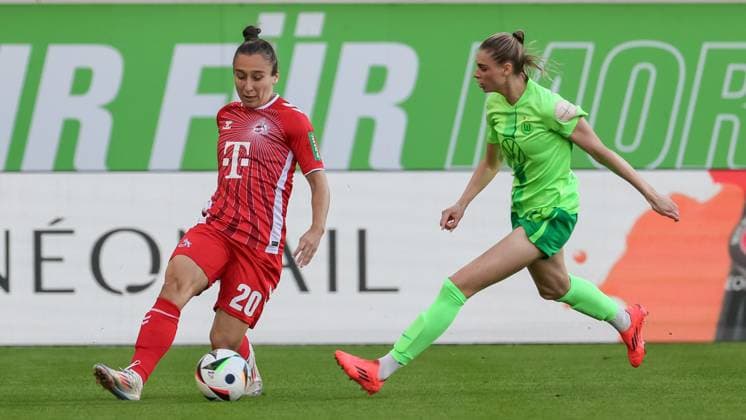 v.li.: Sylwia Matysik (1. FC Köln, 20) und Jule Brand (VfL Wolfsburg, 29) im Zweikampf, Duell, Dynamik, Aktion, Action, Spielszene, DIE DFB-RICHTLINIEN UNTERSAGEN JEGLICHE NUTZUNG VON FOTOS ALS SEQUENZBILDER UND ODER VIDEOÄHNLICHE FOTOSTRECKEN. DFB REGULATIONS PROHIBIT ANY USE OF PHOTOGRAPHS AS IMAGE SEQUENCES AND OR QUASI-VIDEO., 22.09.2024, Wolfsburg (Deutschland), Fussball, Google Pixel Frauen-Bundesliga, VfL Wolfsburg - 1. FC Köln