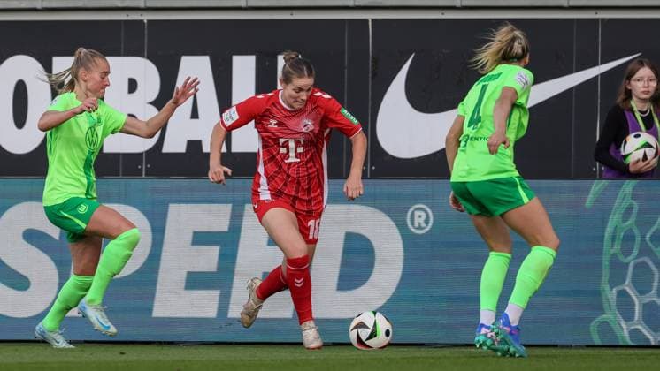 v.li.: Janina Minge (VfL Wolfsburg, 6), Taylor Ziemer (1. FC Köln, 18) und Kathrin Hendrich (VfL Wolfsburg, 4) im Zweikampf, Duell, Dynamik, Aktion, Action, Spielszene, DIE DFB-RICHTLINIEN UNTERSAGEN JEGLICHE NUTZUNG VON FOTOS ALS SEQUENZBILDER UND ODER VIDEOÄHNLICHE FOTOSTRECKEN. DFB REGULATIONS PROHIBIT ANY USE OF PHOTOGRAPHS AS IMAGE SEQUENCES AND OR QUASI-VIDEO., 22.09.2024, Wolfsburg (Deutschland), Fussball, Google Pixel Frauen-Bundesliga, VfL Wolfsburg - 1. FC Köln