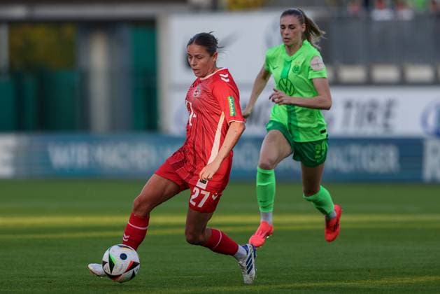 v.li.: Laura Feiersinger (1. FC Köln, 27) am Ball, Einzelbild, Ganzkörper, Aktion, Action, Spielszene, DIE DFB-RICHTLINIEN UNTERSAGEN JEGLICHE NUTZUNG VON FOTOS ALS SEQUENZBILDER UND ODER VIDEOÄHNLICHE FOTOSTRECKEN. DFB REGULATIONS PROHIBIT ANY USE OF PHOTOGRAPHS AS IMAGE SEQUENCES AND OR QUASI-VIDEO., 22.09.2024, Wolfsburg (Deutschland), Fussball, Google Pixel Frauen-Bundesliga, VfL Wolfsburg - 1. FC Köln