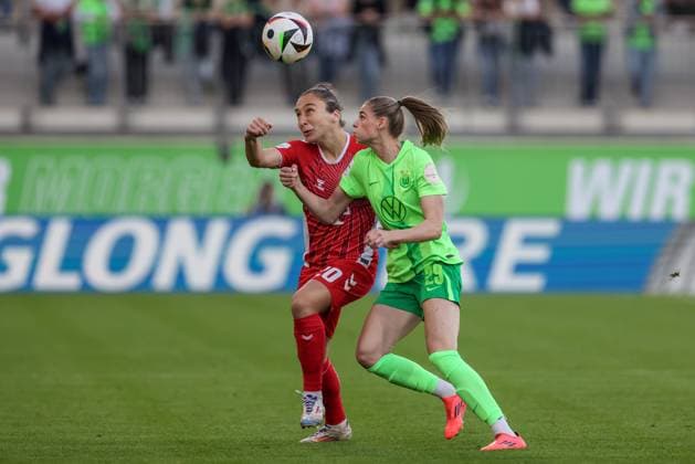 v.li.: Sylwia Matysik (1. FC Köln, 20) und Jule Brand (VfL Wolfsburg, 29) im Zweikampf, Duell, Dynamik, Aktion, Action, Spielszene, DIE DFB-RICHTLINIEN UNTERSAGEN JEGLICHE NUTZUNG VON FOTOS ALS SEQUENZBILDER UND ODER VIDEOÄHNLICHE FOTOSTRECKEN. DFB REGULATIONS PROHIBIT ANY USE OF PHOTOGRAPHS AS IMAGE SEQUENCES AND OR QUASI-VIDEO., 22.09.2024, Wolfsburg (Deutschland), Fussball, Google Pixel Frauen-Bundesliga, VfL Wolfsburg - 1. FC Köln