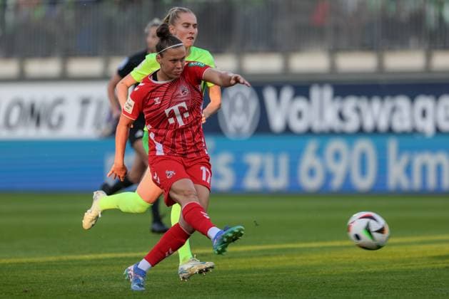 v.li.: Nicole Billa (1. FC Köln, 17) beim Torschuss, schießt auf das Tor, am Ball, Aktion, Action, Spielszene, Janina Minge (VfL Wolfsburg, 6), DIE DFB-RICHTLINIEN UNTERSAGEN JEGLICHE NUTZUNG VON FOTOS ALS SEQUENZBILDER UND ODER VIDEOÄHNLICHE FOTOSTRECKEN. DFB REGULATIONS PROHIBIT ANY USE OF PHOTOGRAPHS AS IMAGE SEQUENCES AND OR QUASI-VIDEO., 22.09.2024, Wolfsburg (Deutschland), Fussball, Google Pixel Frauen-Bundesliga, VfL Wolfsburg - 1. FC Köln