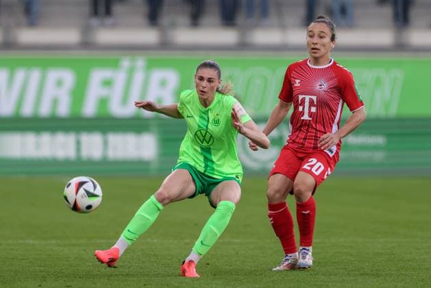 v.li.: Jule Brand (VfL Wolfsburg, 29) und Sylwia Matysik (1. FC Köln, 20) im Zweikampf, Duell, Dynamik, Aktion, Action, Spielszene, DIE DFB-RICHTLINIEN UNTERSAGEN JEGLICHE NUTZUNG VON FOTOS ALS SEQUENZBILDER UND ODER VIDEOÄHNLICHE FOTOSTRECKEN. DFB REGULATIONS PROHIBIT ANY USE OF PHOTOGRAPHS AS IMAGE SEQUENCES AND OR QUASI-VIDEO., 22.09.2024, Wolfsburg (Deutschland), Fussball, Google Pixel Frauen-Bundesliga, VfL Wolfsburg - 1. FC Köln