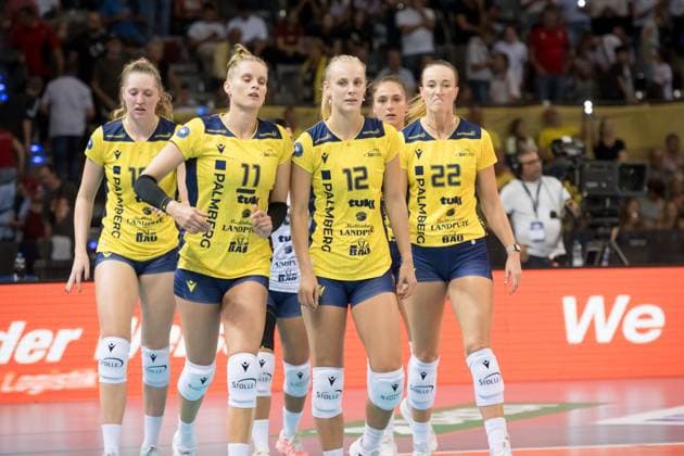 Marie Haenle (SSC Palmberg Schwerin, 16), Annegret Hoelzig (SSC Palmberg Schwerin, 11), verdeckt Patricia Llabres Herrera (SSC Palmberg Schwerin, 13), Hannah Kohn (SSC Palmberg Schwerin, 12), Fleur Savelkoel (SSC Palmberg Schwerin, 02), Jaelyn Rose Keene (SSC Palmberg Schwerin, 22), vlnr. - sichtlich enttaeuscht nach Niederlage im dritte Satz GER, Allianz MTV Stuttgart vs. SSC Palmberg Schwerin, Sparda-Bank Supercup 2024, VBL, Spielzeit 2024 2025, 22.09.2024 GER, Allianz MTV Stuttgart vs. SSC Palmberg Schwerin, Sparda-Bank Supercup 2024, VBL, Spielzeit 2024 2025, 22.09.2024 Stuttgart Copyright: xSandyxDinkelackerx EP_SDR