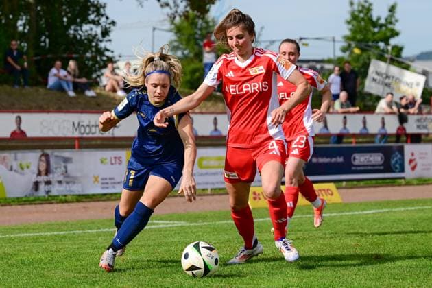 22.09.2024, Fußball, 2. Frauen-Bundesliga, 2024 2025, SG 99 Andernach - 1. FC Union Berlin Antonia Hornberg (31 Andernach) und Marie Becker (4 Union Berlin) im Duell um den Ball. Andernach Stadion Rheinland-Pfalz Deutschland