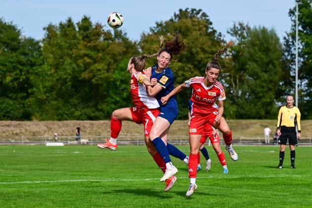 22.09.2024, Fußball, 2. Frauen-Bundesliga, 2024 2025, SG 99 Andernach - 1. FC Union Berlin Kathrin Schermuly (5 Andernach) wird hier von Lisa Heiseler (7 Union Berlin) und Celine Frank (6 Union Berlin) in die Mangel genommen. Andernach Stadion Rheinland-Pfalz Deutschland
