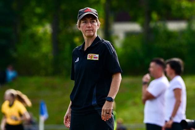 22.09.2024, Fußball, 2. Frauen-Bundesliga, 2024 2025, SG 99 Andernach - 1. FC Union Berlin Unions Trainerin Ailien Poese während des Spiels. Andernach Stadion Rheinland-Pfalz Deutschland