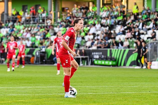 Fußball I Frauen I Saison 2024-2025 I Bundesliga I 3. Spieltag I VfL Wolfsburg - 1. FC Köln I 22.09.2024 Sara Agrez (4, 1. FC Köln) gibt Anweisungen an die Kölner Torfrau Freisteller, Nahaufnahme, Porträt, Portrait, Einzelfoto, Einzelbild, Körper Wolfsburg AOK Stadion Niedersachsen Deutschland Copyright: xLobeca InesxHähnelx