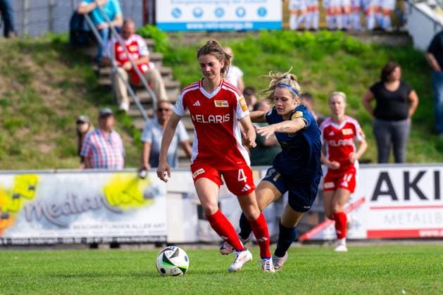 22.09.2024, Fußball, 2. Frauen-Bundesliga, 2024 2025, SG 99 Andernach - 1. FC Union Berlin Antonia Hornberg (31 Andernach) versucht Marie Becker (4 Union Berlin) zu halten. Andernach Stadion Rheinland-Pfalz Deutschland