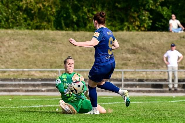 22.09.2024, Fußball, 2. Frauen-Bundesliga, 2024 2025, SG 99 Andernach - 1. FC Union Berlin Cara Bösl (1 Union Berlin) hält den Torschuss von Leonie Stöhr (9 Andernach). Andernach Stadion Rheinland-Pfalz Deutschland