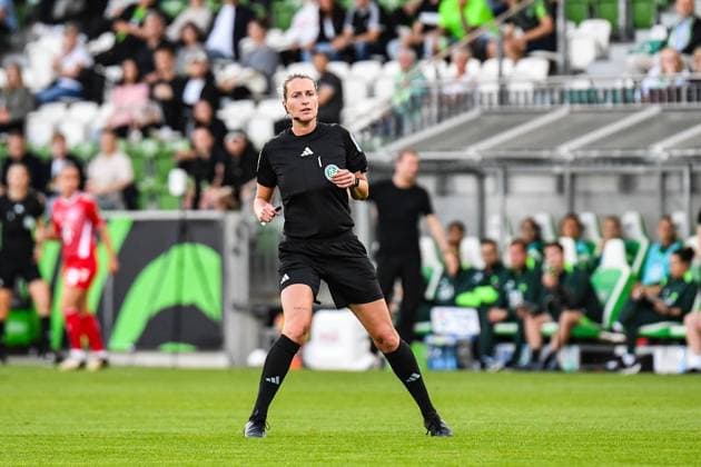 Fußball I Frauen I Saison 2024-2025 I Bundesliga I 3. Spieltag I VfL Wolfsburg - 1. FC Köln I 22.09.2024 Schiedsrichterin Anna-Lena Heidenreich leitete die Partie in Wolfsburg Wolfsburg AOK Stadion Niedersachsen Deutschland Copyright: xLobeca InesxHähnelx