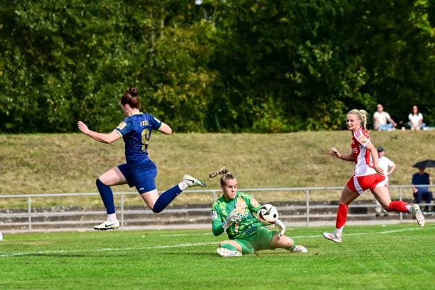 22.09.2024, Fußball, 2. Frauen-Bundesliga, 2024 2025, SG 99 Andernach - 1. FC Union Berlin Cara Bösl (1 Union Berlin) hält den Torschuss von Leonie Stöhr (9 Andernach). Andernach Stadion Rheinland-Pfalz Deutschland