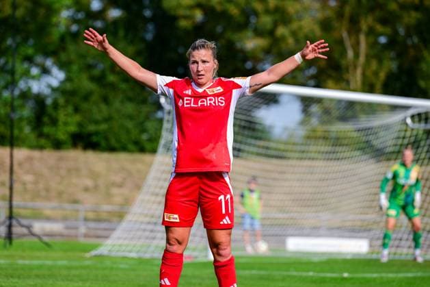 22.09.2024, Fußball, 2. Frauen-Bundesliga, 2024 2025, SG 99 Andernach - 1. FC Union Berlin Dina Orschmann (11 Union Berlin) steht mit ausgestreckten Armen auf dem Platz, um der Gegnerin bei einem Freistoß die Sicht zu nehmen. Andernach Stadion Rheinland-Pfalz Deutschland