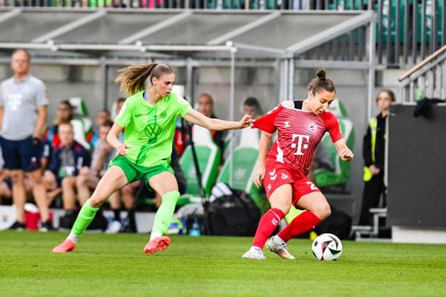 Fußball I Frauen I Saison 2024-2025 I Bundesliga I 3. Spieltag I VfL Wolfsburg - 1. FC Köln I 22.09.2024 Zweikampf Jule Brand (29, VfL Wolfsburg) zieht am Trikot von Sylwia Matysik (20, 1. FC Köln) Wolfsburg AOK Stadion Niedersachsen Deutschland Copyright: xLobeca InesxHähnelx