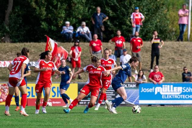 22.09.2024, Fußball, 2. Frauen-Bundesliga, 2024 2025, SG 99 Andernach - 1. FC Union Berlin Kathrin Schermuly (5 Andernach) versucht den Ball vor den Gegnerinnen abzuschirmen. Andernach Stadion Rheinland-Pfalz Deutschland