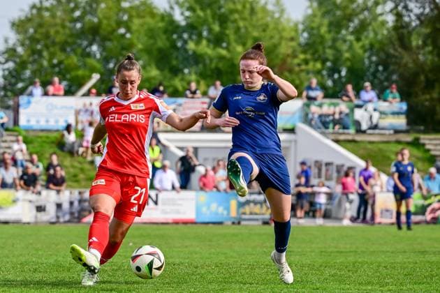 22.09.2024, Fußball, 2. Frauen-Bundesliga, 2024 2025, SG 99 Andernach - 1. FC Union Berlin Leonie Stöhr (9 Andernach) versucht den Ball von Anna Weiß (21 Union Berlin) noch abzufangen. Andernach Stadion Rheinland-Pfalz Deutschland
