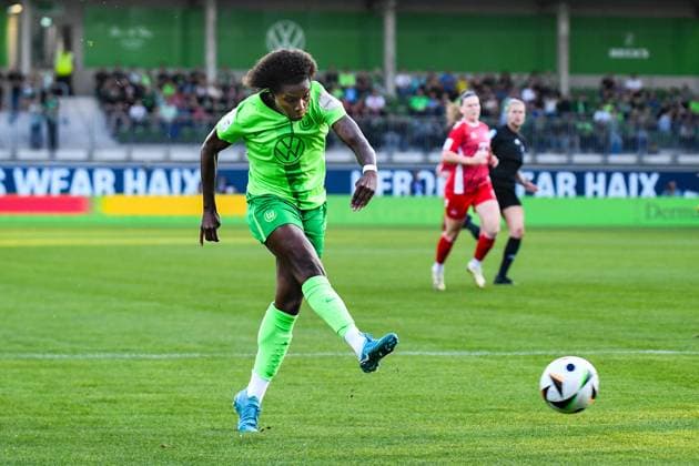 Fußball I Frauen I Saison 2024-2025 I Bundesliga I 3. Spieltag I VfL Wolfsburg - 1. FC Köln I 22.09.2024 Torschuss Lineth Beerensteyn (9, VfL Wolfsburg) Freisteller, Nahaufnahme, Porträt, Portrait, Einzelfoto, Einzelbild, Körper Wolfsburg AOK Stadion Niedersachsen Deutschland Copyright: xLobeca InesxHähnelx