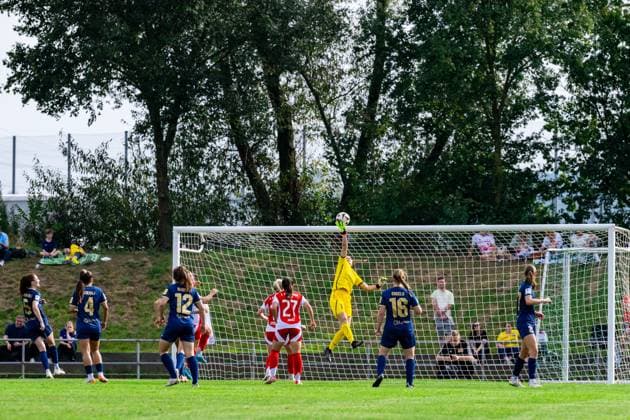 22.09.2024, Fußball, 2. Frauen-Bundesliga, 2024 2025, SG 99 Andernach - 1. FC Union Berlin Laura van der Laan (1 Andernach) hebt den Ball über die Latte. Andernach Stadion Rheinland-Pfalz Deutschland