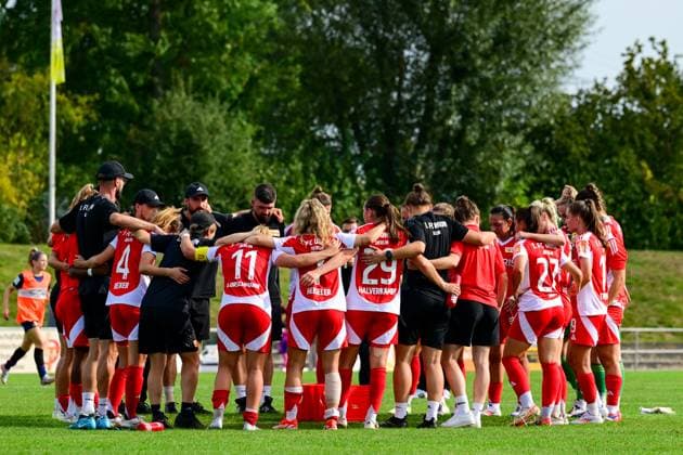 22.09.2024, Fußball, 2. Frauen-Bundesliga, 2024 2025, SG 99 Andernach - 1. FC Union Berlin Das Team von Union Berlin steht nach dem Sieg gegen die Bäckermädchen nach dem Spiel im Mannschaftskreis. Andernach Stadion Rheinland-Pfalz Deutschland