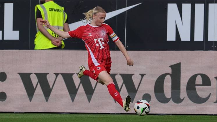 v.li.: Anna Gerhardt (1. FC Köln, 21) am Ball, Freisteller, Einzelbild, Ganzkörper, Aktion, Action, Spielszene, DIE DFB-RICHTLINIEN UNTERSAGEN JEGLICHE NUTZUNG VON FOTOS ALS SEQUENZBILDER UND ODER VIDEOÄHNLICHE FOTOSTRECKEN. DFB REGULATIONS PROHIBIT ANY USE OF PHOTOGRAPHS AS IMAGE SEQUENCES AND OR QUASI-VIDEO., 22.09.2024, Wolfsburg (Deutschland), Fussball, Google Pixel Frauen-Bundesliga, VfL Wolfsburg - 1. FC Köln