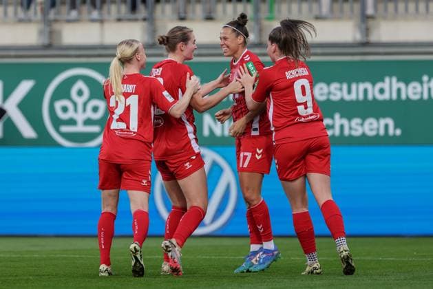 v.li.: Spielerinnen vom 1. FC Köln mit Torjubel, Jubel, jubeln, jubelt, optimistisch, Spielszene, Highlight, Freude über das Tor zum 0:1, DIE DFB-RICHTLINIEN UNTERSAGEN JEGLICHE NUTZUNG VON FOTOS ALS SEQUENZBILDER UND ODER VIDEOÄHNLICHE FOTOSTRECKEN. DFB REGULATIONS PROHIBIT ANY USE OF PHOTOGRAPHS AS IMAGE SEQUENCES AND OR QUASI-VIDEO., 22.09.2024, Wolfsburg (Deutschland), Fussball, Google Pixel Frauen-Bundesliga, VfL Wolfsburg - 1. FC Köln