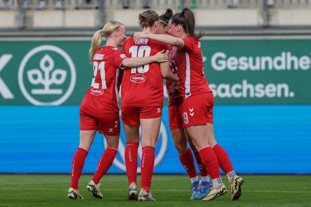 v.li.: Spielerinnen vom 1. FC Köln mit Torjubel, Jubel, jubeln, jubelt, optimistisch, Spielszene, Highlight, Freude über das Tor zum 0:1, DIE DFB-RICHTLINIEN UNTERSAGEN JEGLICHE NUTZUNG VON FOTOS ALS SEQUENZBILDER UND ODER VIDEOÄHNLICHE FOTOSTRECKEN. DFB REGULATIONS PROHIBIT ANY USE OF PHOTOGRAPHS AS IMAGE SEQUENCES AND OR QUASI-VIDEO., 22.09.2024, Wolfsburg (Deutschland), Fussball, Google Pixel Frauen-Bundesliga, VfL Wolfsburg - 1. FC Köln