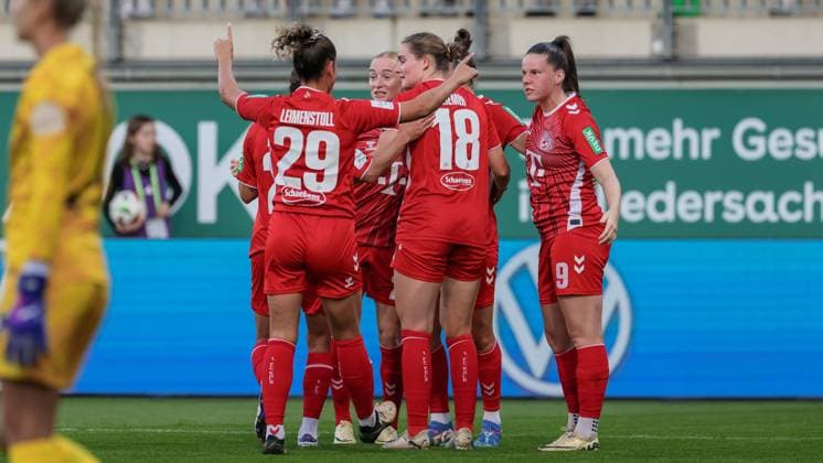 v.li.: Spielerinnen vom 1. FC Köln mit Torjubel, Jubel, jubeln, jubelt, optimistisch, Spielszene, Highlight, Freude über das Tor zum 0:1, DIE DFB-RICHTLINIEN UNTERSAGEN JEGLICHE NUTZUNG VON FOTOS ALS SEQUENZBILDER UND ODER VIDEOÄHNLICHE FOTOSTRECKEN. DFB REGULATIONS PROHIBIT ANY USE OF PHOTOGRAPHS AS IMAGE SEQUENCES AND OR QUASI-VIDEO., 22.09.2024, Wolfsburg (Deutschland), Fussball, Google Pixel Frauen-Bundesliga, VfL Wolfsburg - 1. FC Köln