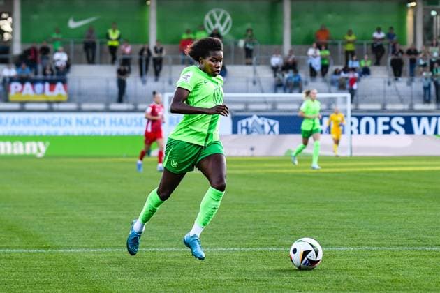 Fußball I Frauen I Saison 2024-2025 I Bundesliga I 3. Spieltag I VfL Wolfsburg - 1. FC Köln I 22.09.2024 Lineth Beerensteyn (9, VfL Wolfsburg) dribbelt auf das Kölner Tor zu Freisteller, Nahaufnahme, Porträt, Portrait, Einzelfoto, Einzelbild, Körper Wolfsburg AOK Stadion Niedersachsen Deutschland Copyright: xLobeca InesxHähnelx