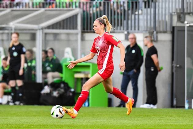 Fußball I Frauen I Saison 2024-2025 I Bundesliga I 3. Spieltag I VfL Wolfsburg - 1. FC Köln I 22.09.2024 Janina Hechler (28, 1. FC Köln) spielt den Ball Freisteller, Nahaufnahme, Porträt, Portrait, Einzelfoto, Einzelbild, Körper Wolfsburg AOK Stadion Niedersachsen Deutschland Copyright: xLobeca InesxHähnelx