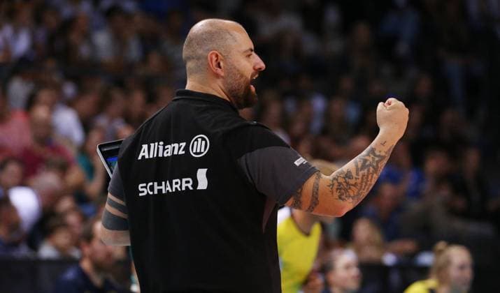 BAU 22.09.2024 Stuttgart Volleyball Supercup Allianz MTV Stuttgart vs. SSC Palmberg Schwerin, Trainer Konstantin Bitter (Stuttgart) jubelt und ballt die Faust